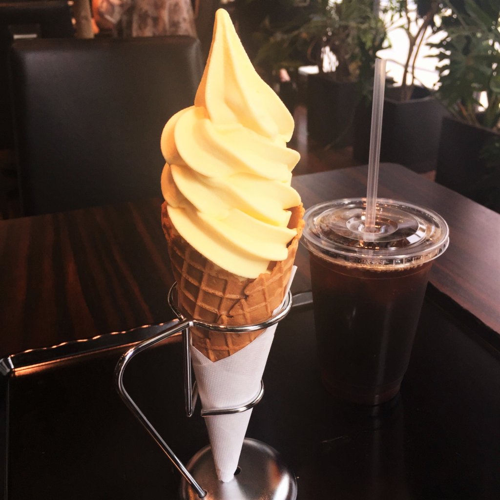 京橋「トシヨロイヅカ」のソフトクリーム「セミノールフロマージュ380円」と「アイスコーヒーTallサイズ440円」