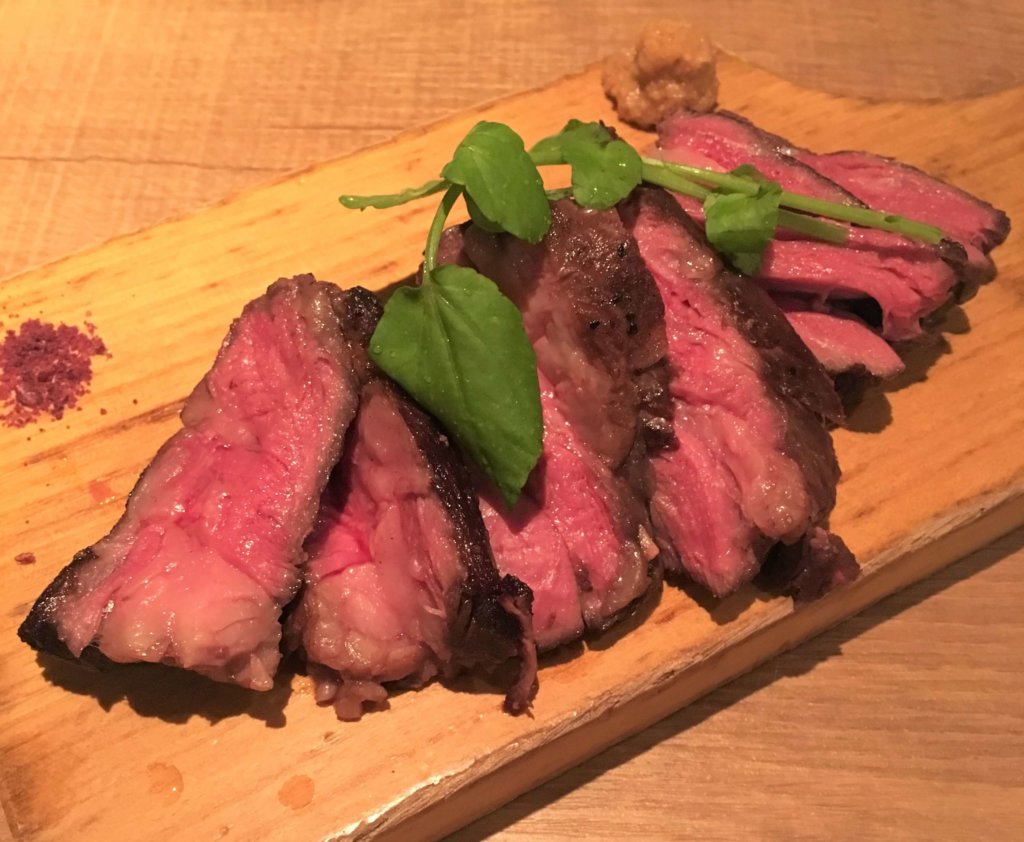 「ディプント」の「アンガス牛のステーキ(1,580円)」とっても柔らかくてジューシー。
