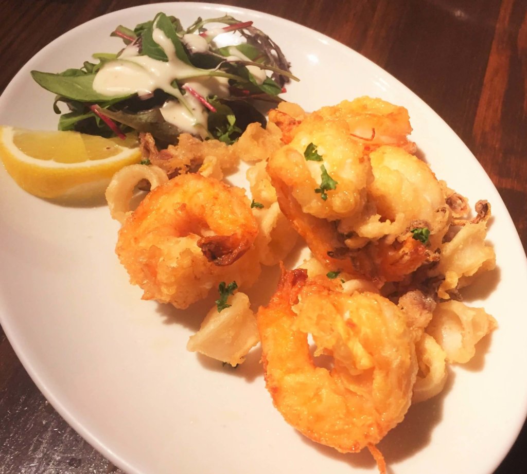 「Pizzeria Bar Trico」の「海老とやりいかのフリット(680円)」海老はプリップリ、やりいかは歯ごたえが良くて美味しいです♪