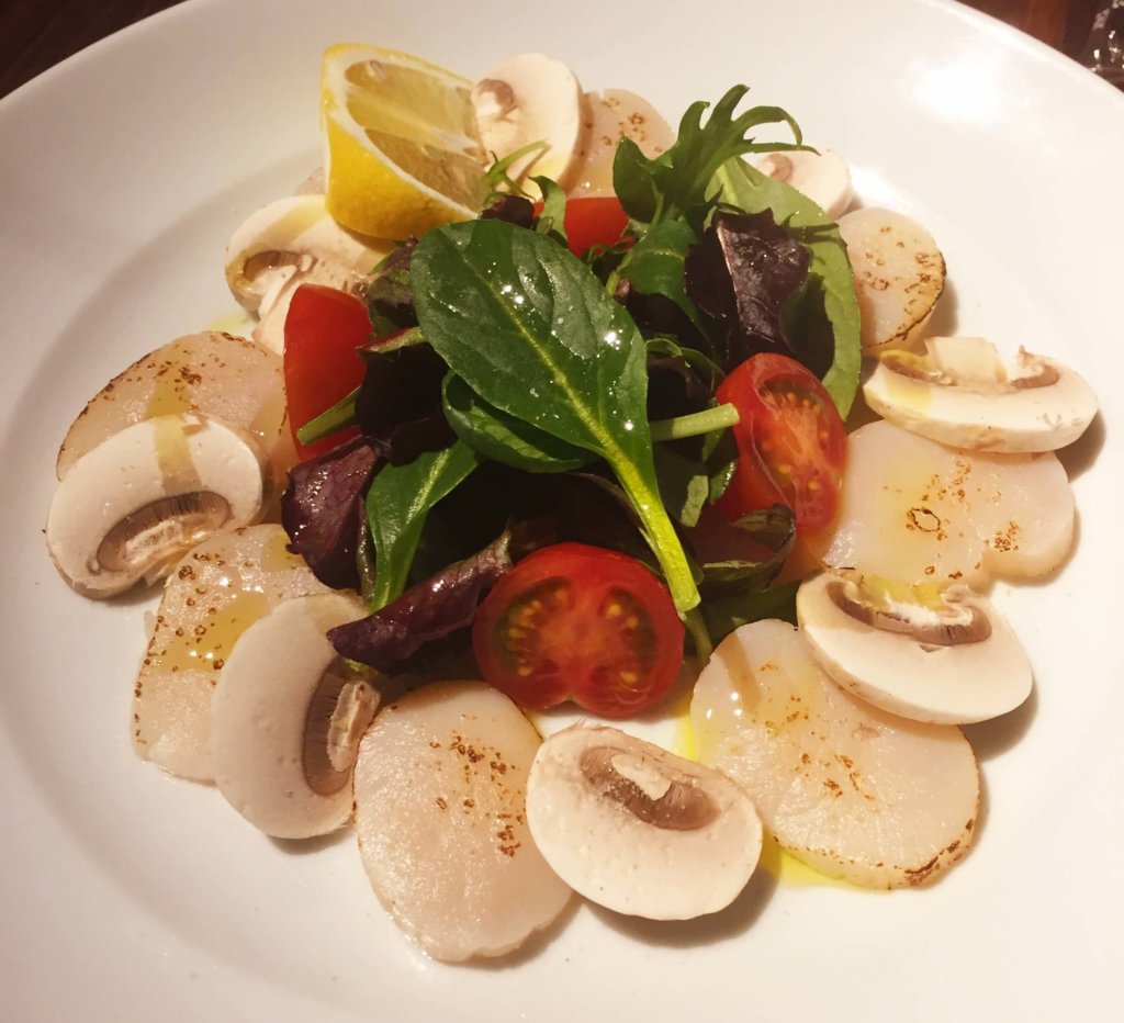 「Pizzeria Bar Trico」の「炙りほたてのカルパッチョ(880円)」ミディアムレアのほたてが甘くて美味しい。
