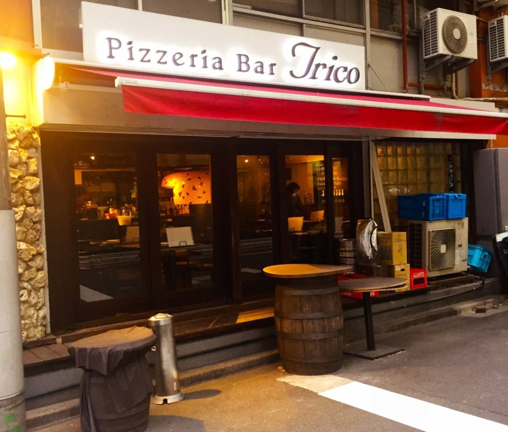 「Pizzeria Bar Trico」の外観。暖かくなると外にもテーブルができます。