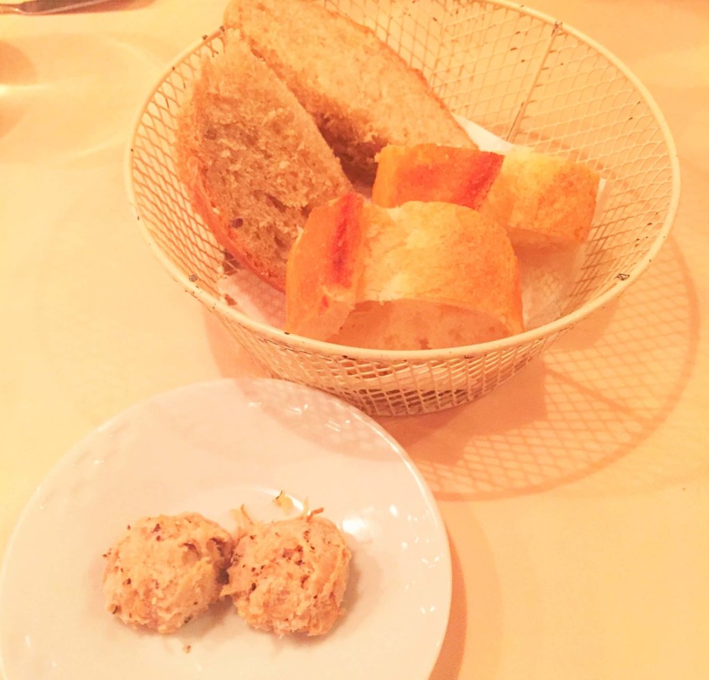 「パリのワイン食堂」のアミューズ「吉田豚のリエットとパン2種」豚の旨みがしっかりと感じられるリエットにパンが進みます。