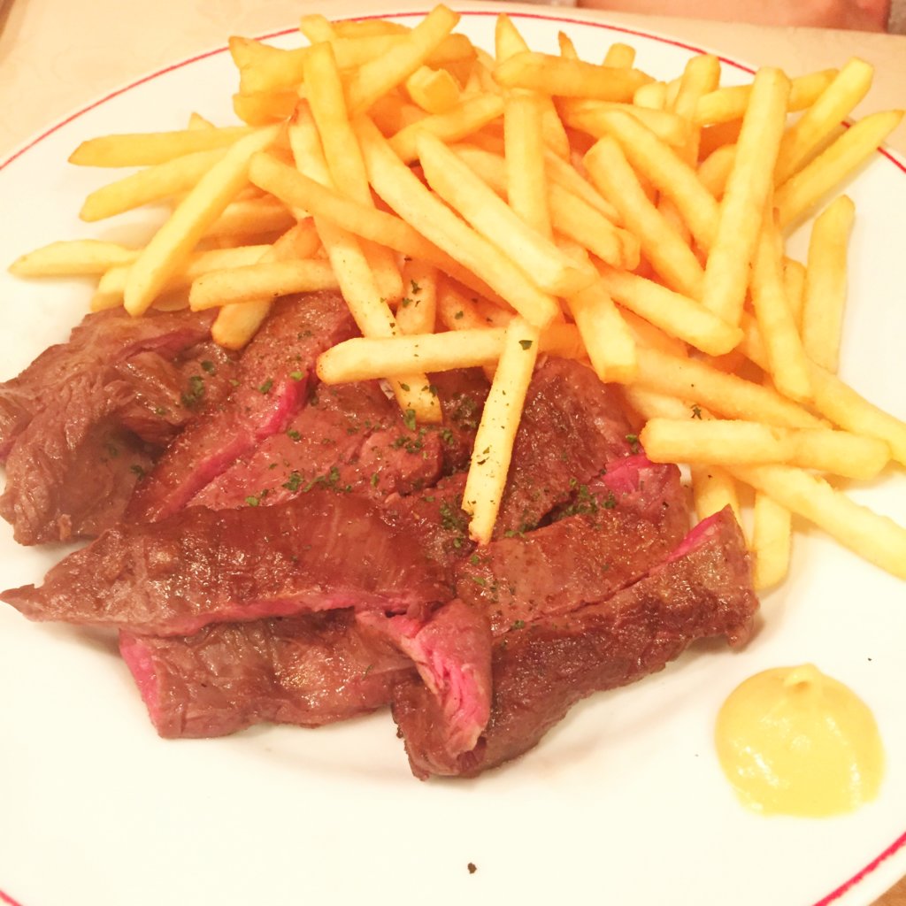「パリのワイン食堂」メイン料理 国産 牛ハラミ肉(200g)のステーキ フレンチフライ添え(赤身でしっかりとした肉質のお肉です)