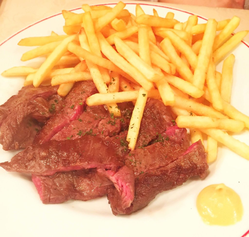 「パリのワイン食堂」メイン料理 国産 牛ハラミ肉(200ｇ)のステーキ フレンチフライ添え（赤身でしっかりとした肉質のお肉です）