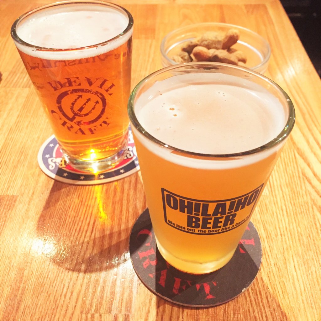 「デビルクラフト浜松町店」の「クラフトビール(ハーフサイズ260ml 650円~)」右が「門司港ヴァイツェン(650円)」左が「デビルクラフトオリジナル アファブル イーブル セッションIPA(650円)」