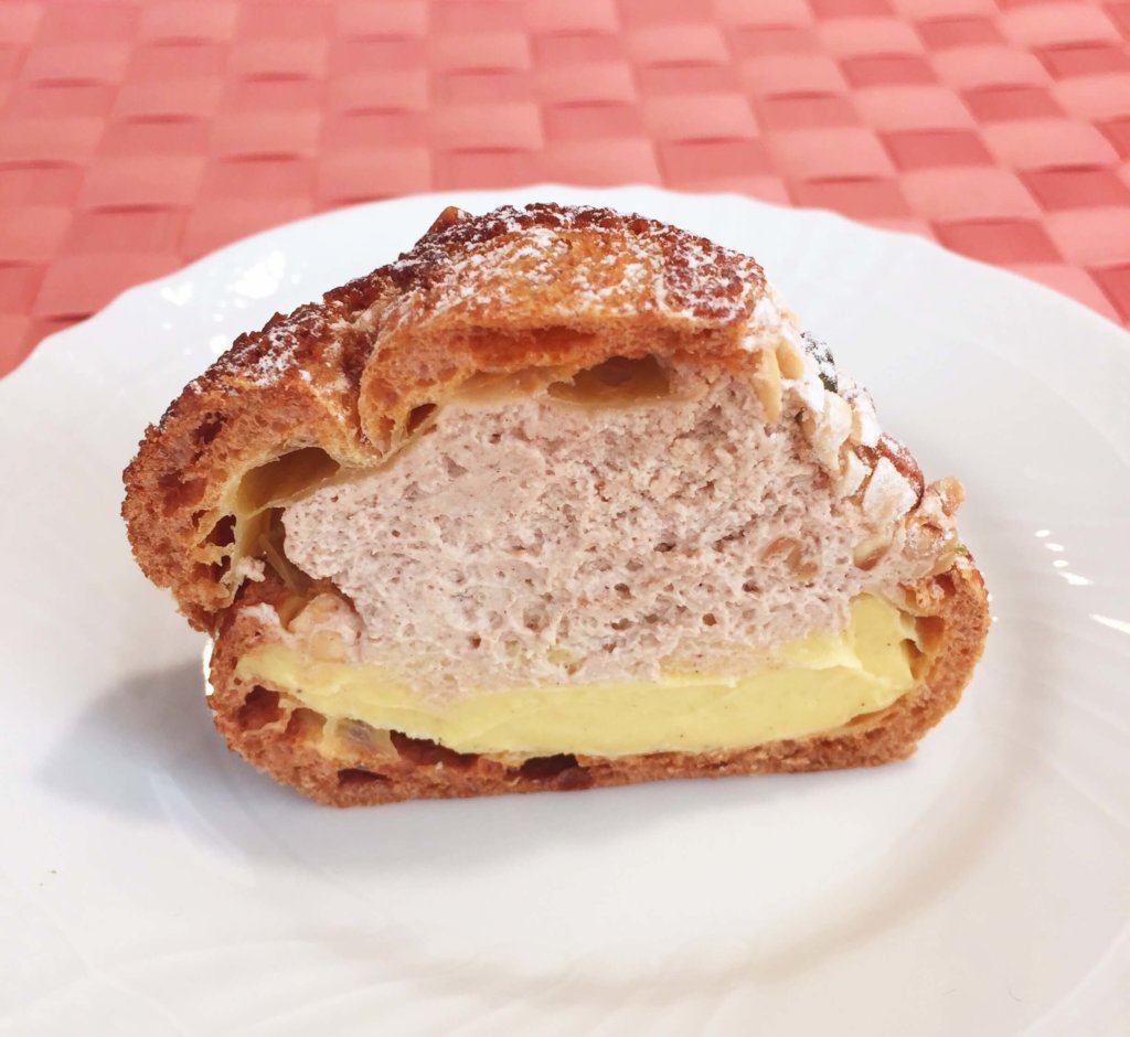 「トシ・ヨロイヅカ」の「シュー・ペイザンヌ(490円)」プラリネクリームとカスタードクリームがたっぷり入って食べ応えあり。