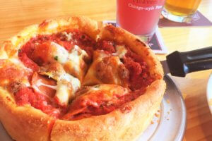 「デビルクラフト浜松町店」のシカゴピザ「ミッツァ（Sサイズ1,950円）」と「クラフトビール（ハーフサイズ260ml　650円～）」ミラノサラミ, ナポリサラミ, ペパロニ, 自家製ソーセージ, モッツァレラチーズなどたっぷりの具材が入ったシカゴピザは、まさにアメリカンなボリューム。圧巻です！女性2人なら１つで丁度良いです。ビールによく合います。