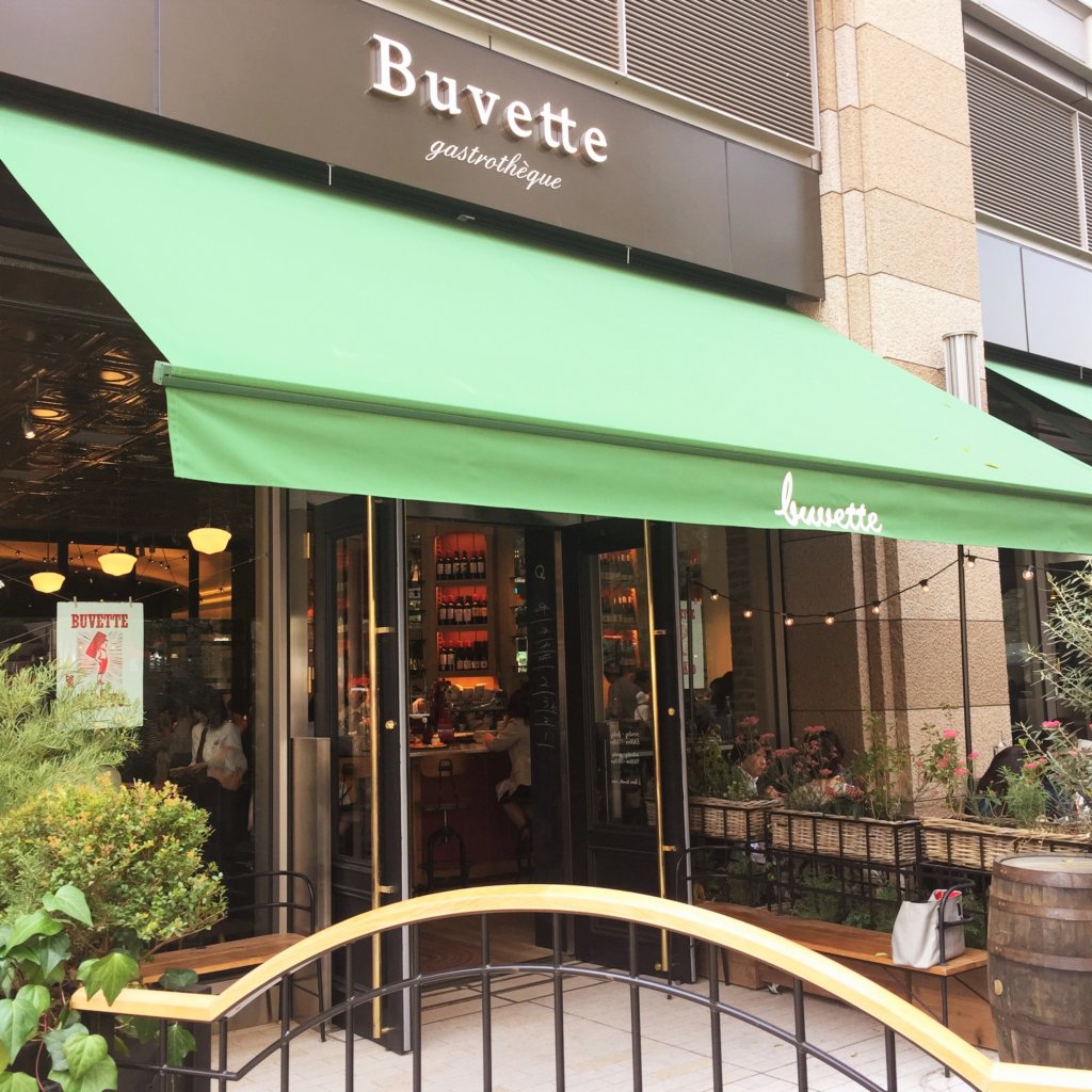 東京ミッドタウン日比谷1F「Buvette(ブヴェット)」の外観。入り口は建物の中で。
