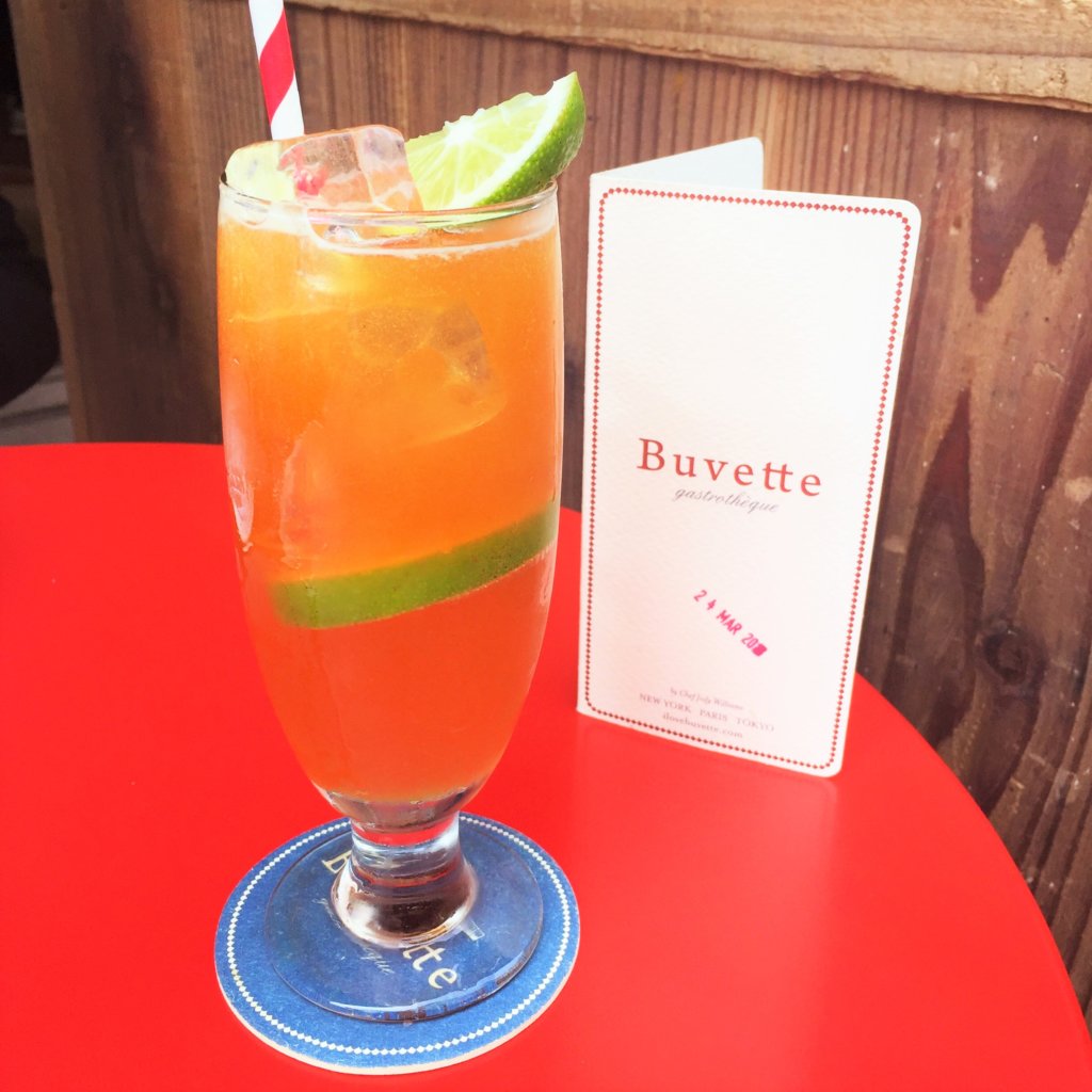 東京ミッドタウン日比谷1F「Buvette(ブヴェット)」の「ジンジャーソーダ(800円)」。