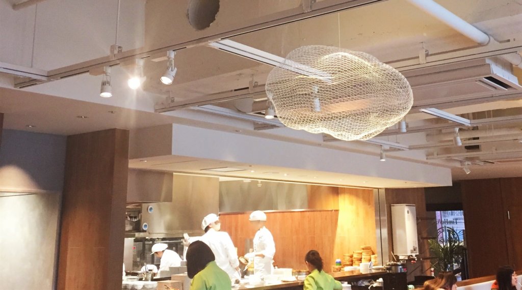 「ティム・ホー・ワン(添好運 / Tim Ho Wan)」の店内の様子。オープンキッチンの中には点心師が15名ほどいました。