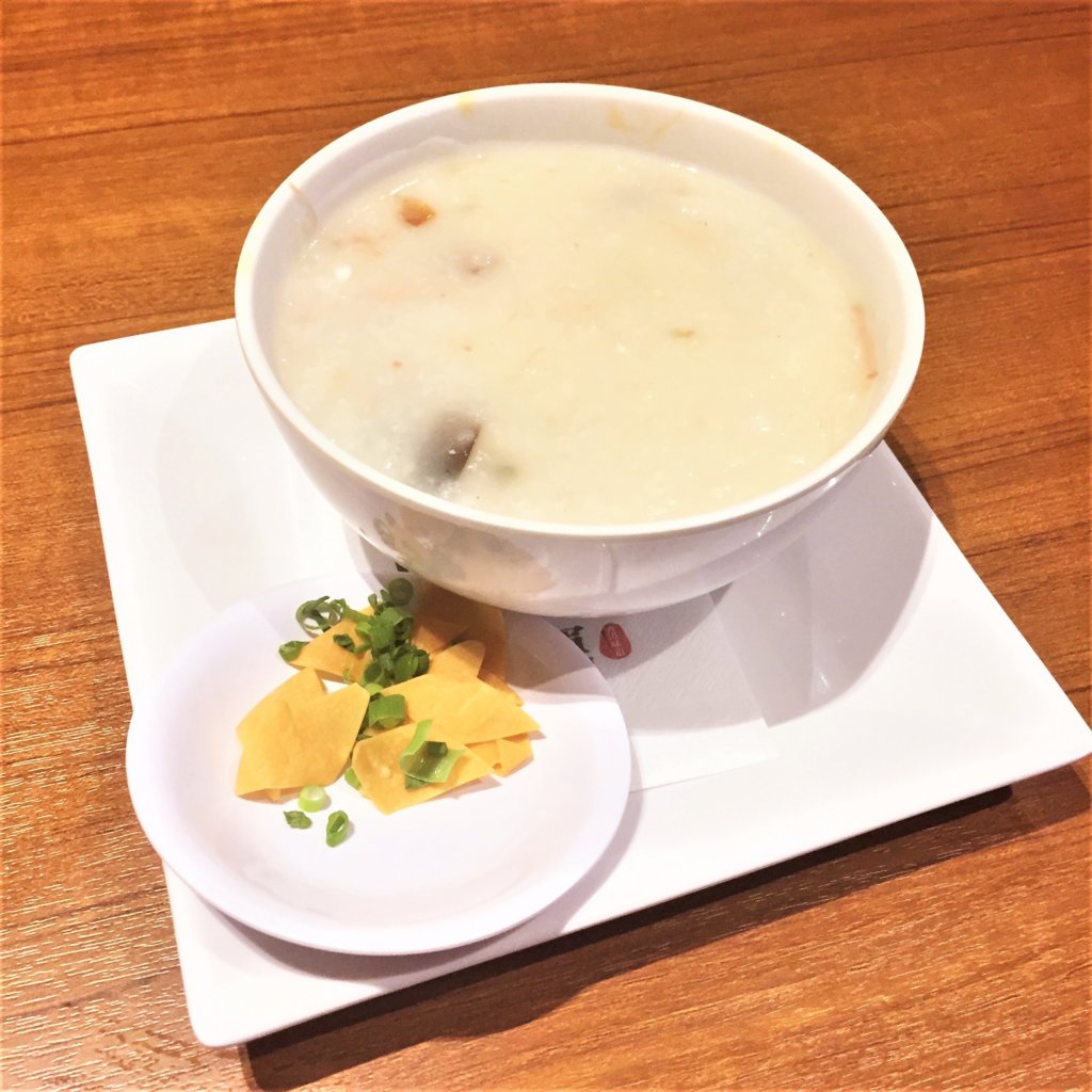 「ティム・ホー・ワ「ン(添好運 / Tim Ho Wan)」の「塩豚のお粥 ピータンと塩卵入り(480円)」