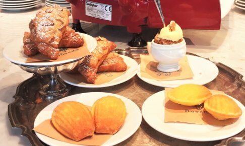 東京ミッドタウン日比谷1F「Buvette（ブヴェット）」のカウンターのディスプレイ。