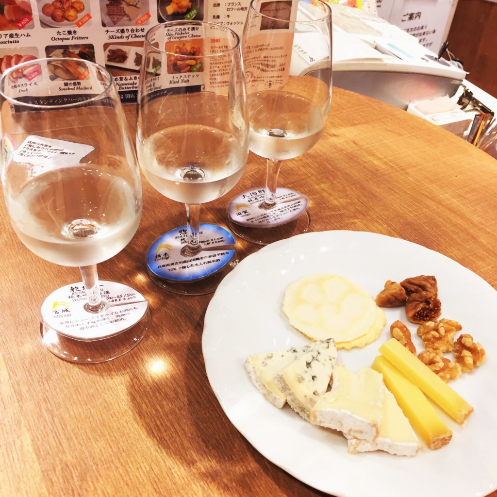 銀座「君嶋屋」の「日本酒飲み比べセット(650円)」と「チーズ盛り合わせ(500円)」