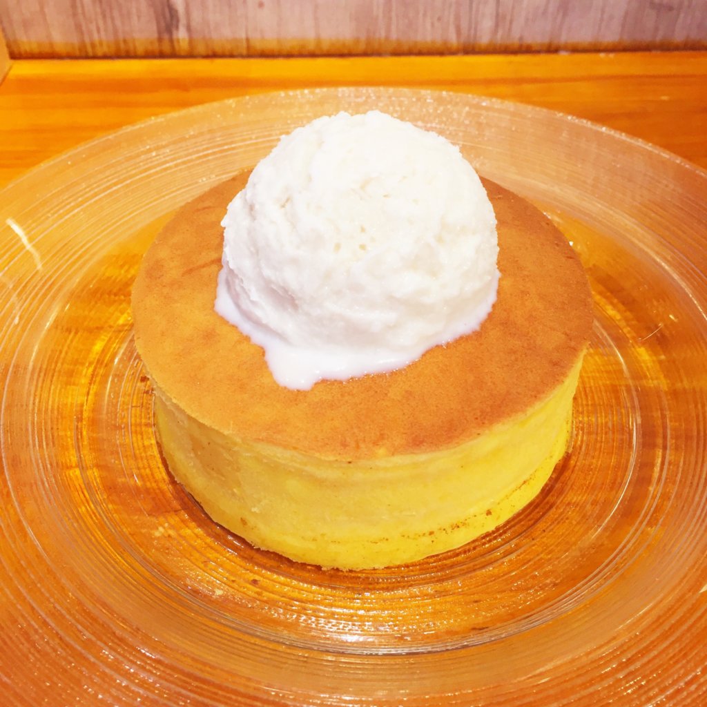 銀座「雪ノ下」の「よつ葉クリームチーズのパンケーキ 自家製練乳アイスを添えて(800円)」