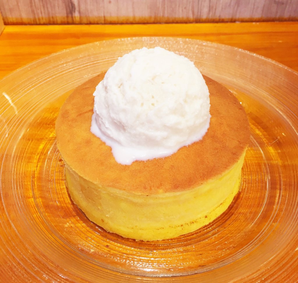 銀座「雪の下」の「よつ葉クリームチーズのパンケーキ 自家製練乳アイスを添えて（800円）」