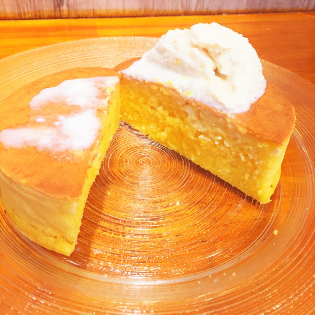 銀座「雪ノ下」の「よつ葉クリームチーズのパンケーキ 自家製練乳アイスを添えて(800円)」の断面。
