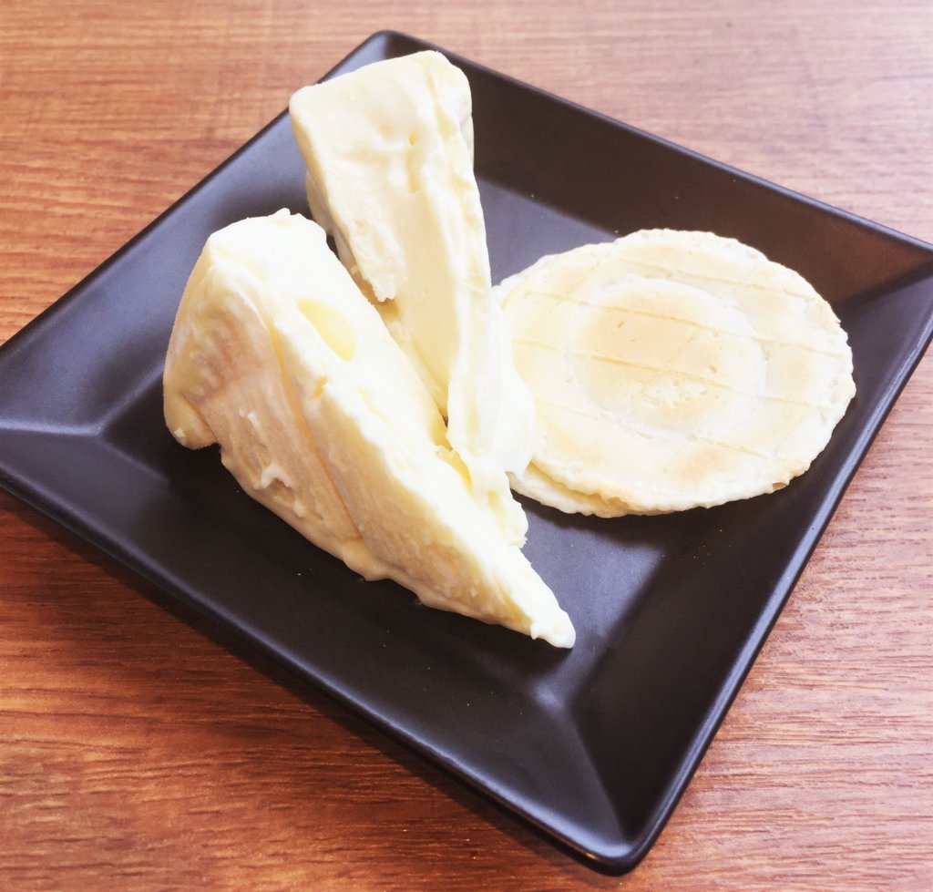 銀座「君嶋屋」の「おすすめチーズメニュー(400円)」今回はガレドラロワールでした。
