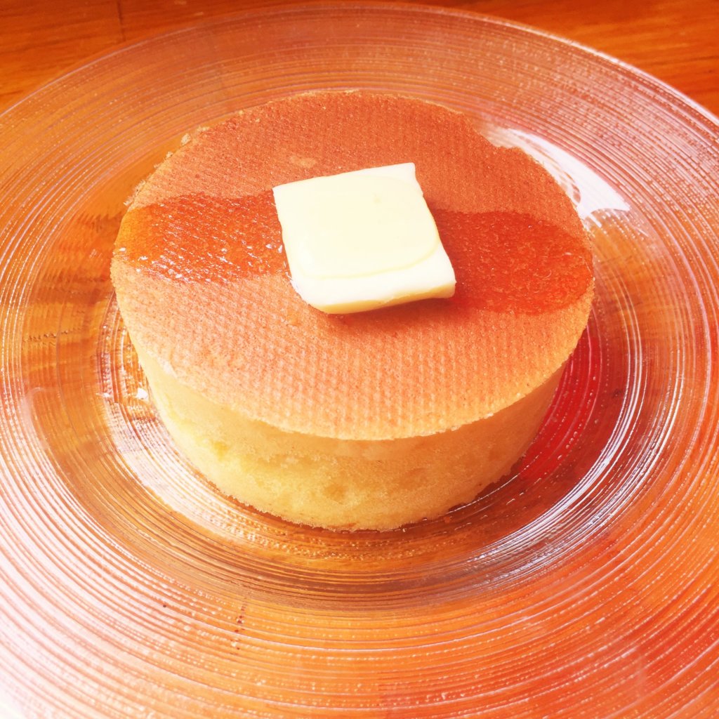 銀座「雪ノ下」の「国産発酵バターと初夏の花のはちみつ」のプレーンパンケーキ(700円)。