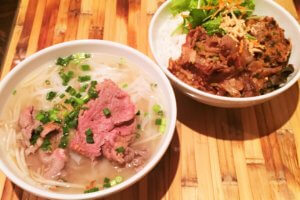 新橋「ベトナムフロッグ」の「牛しゃぶのフォー（880円）」と「豚焼肉とえび団子のせブン（950円）」