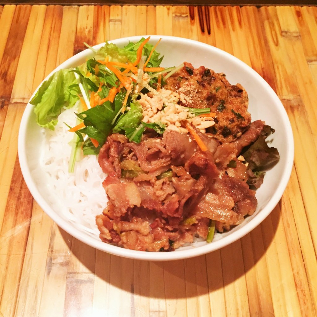 新橋「ベトナムフロッグ」の「豚焼肉とえび団子のせブン(950円)」