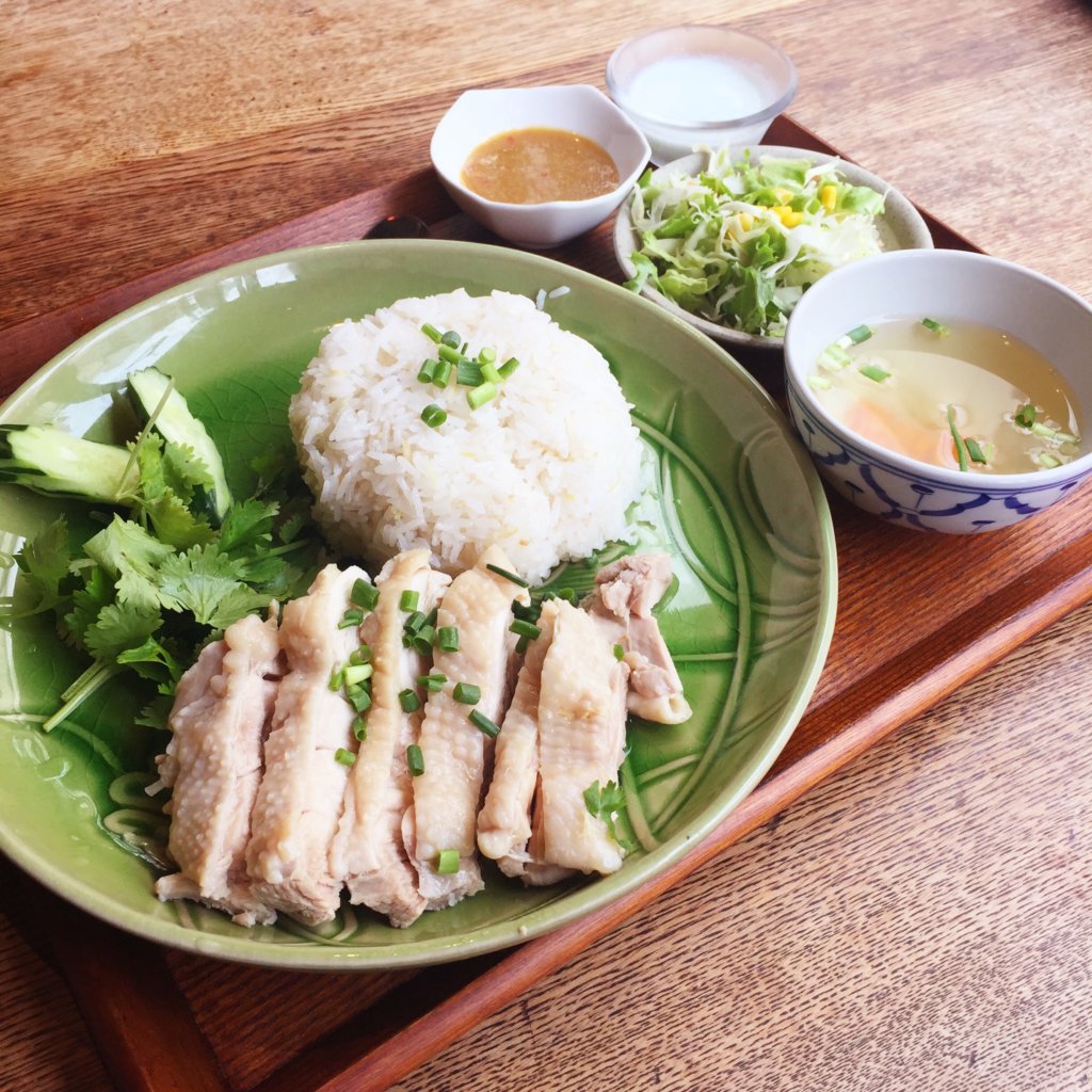 新橋タイ料理バル「タイ象」のランチセット「カオマンガイ900円（蒸し鶏の炊き込みご飯）」