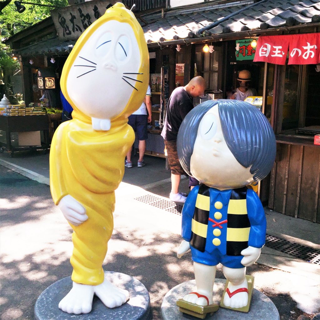 深大寺の「鬼太郎茶屋」のお店の前にいる鬼太郎とねずみ男