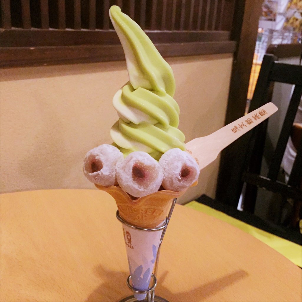 深大寺の「鬼太郎茶屋」の「大山牛乳と二十世紀梨のソフトクリームのミックス400円」に「目玉餅50円」を3個トッピング♪