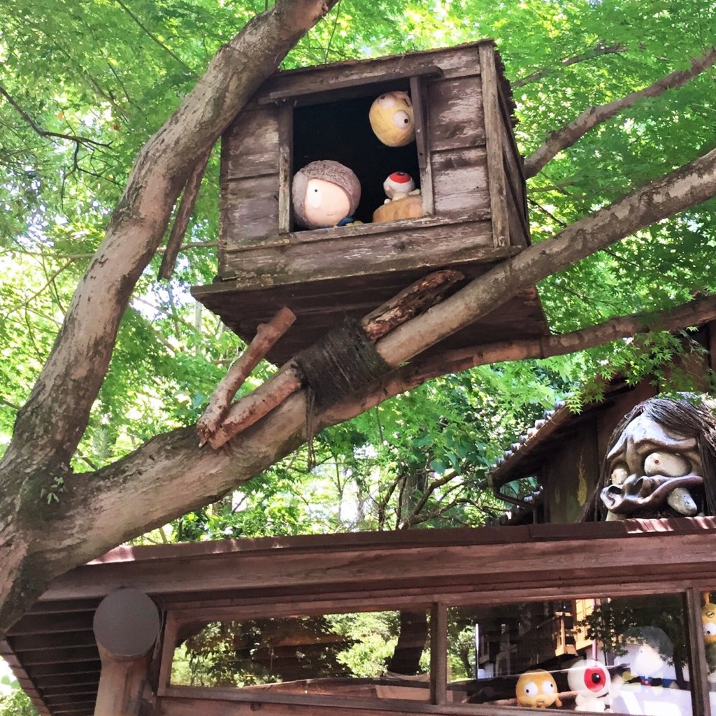 深大寺の「鬼太郎茶屋」の屋根の上の方から鬼太郎たちがこちらを見ています(笑)