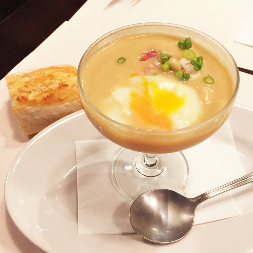 吉祥寺のビストロ「パッサテンポ」の前菜「クレームオニオン(石神井産新玉ねぎの冷製クリーム)、半熟卵とナポリサラミ添え」