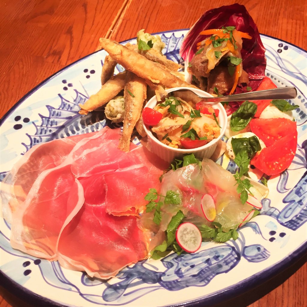 東銀座「ヴォメロ」のディナー 「プリフィックスコース 税抜3,500円 3名分」の前菜「ヴォメロ風前菜盛り合わせ」単品だと1,800円