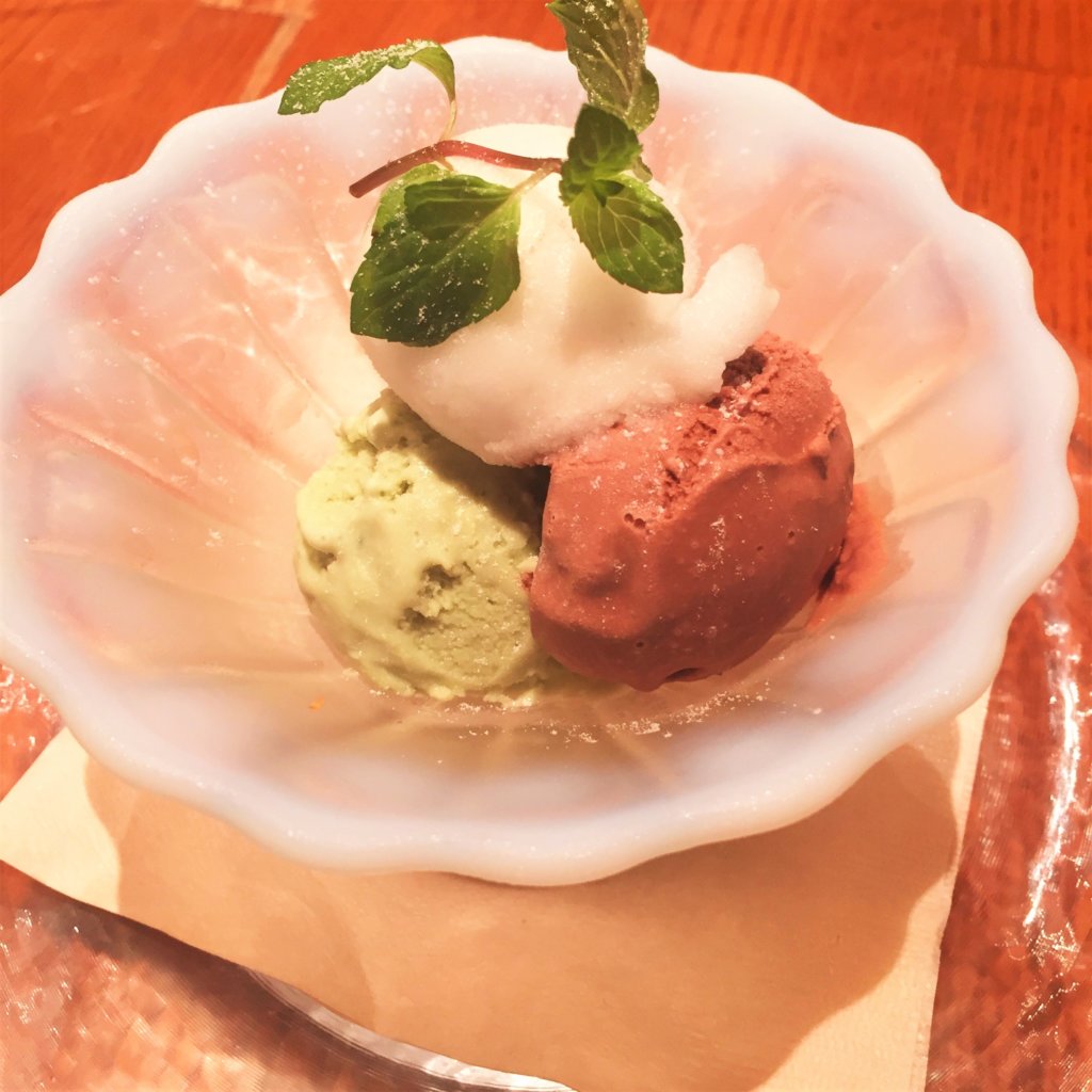 東銀座「ヴォメロ」のディナー 「プリフィックスコース 税抜3,500円」のドルチェ「ジェラート盛り合わせ」単品だと500円