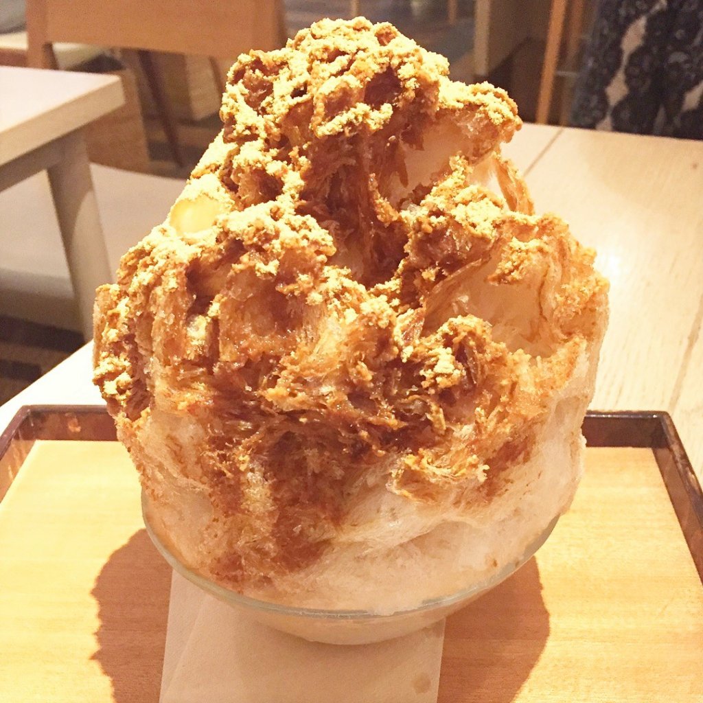 銀座一丁目にある「AKOMEYA厨房(アコメヤ)」で期間限定で提供している「日光四代目徳次郎」の「天然氷」の「黒蜜きな粉1,500円(白玉入り)」