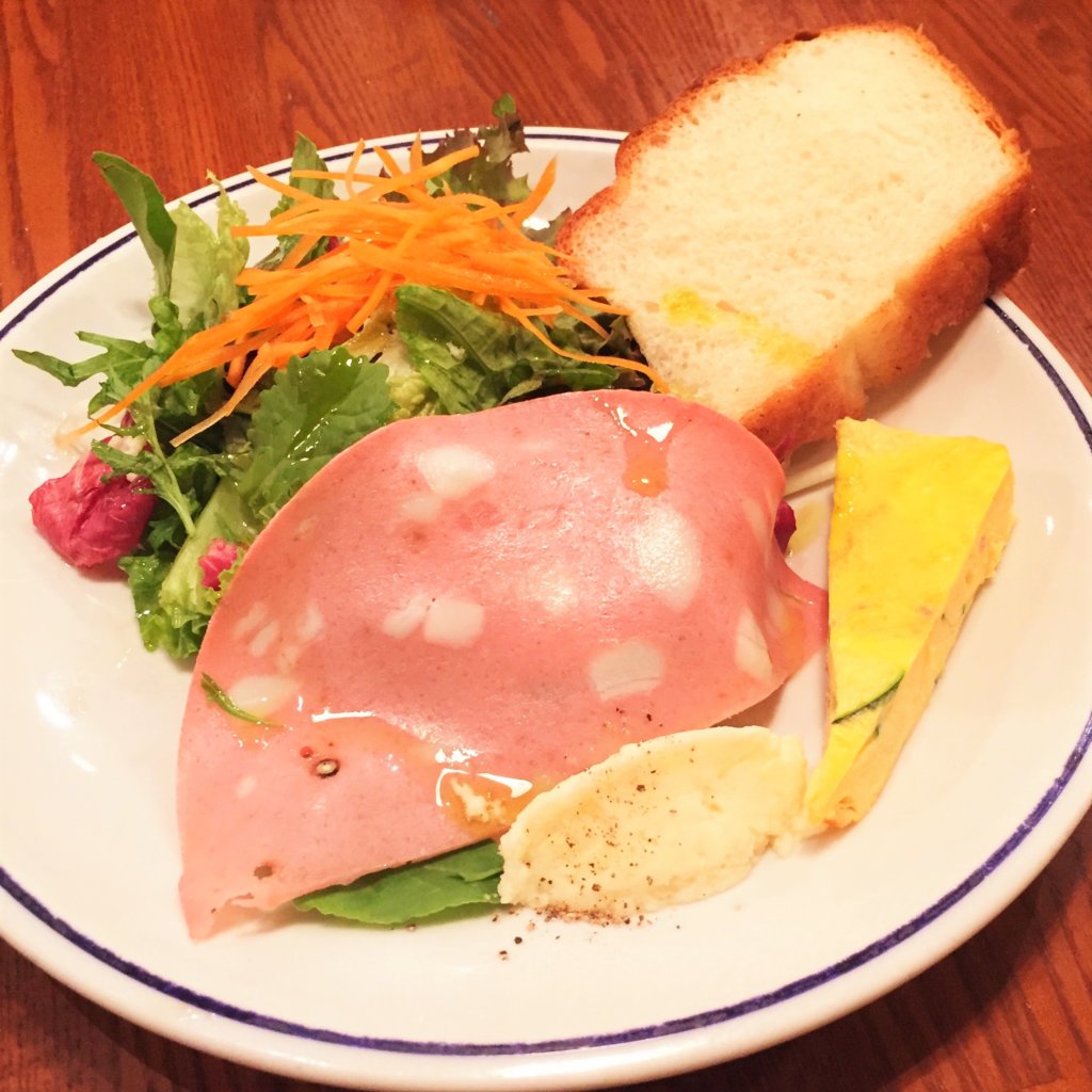 東銀座「ヴォメロ」の「平日ランチ1,080円~」の前菜付きサラダ