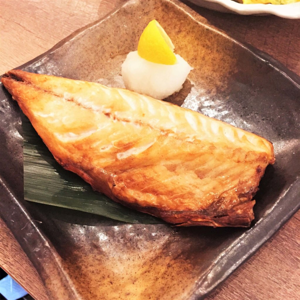 「日本酒原価酒蔵」のおすすめメニュー「塩サバの干物(税抜690円)」