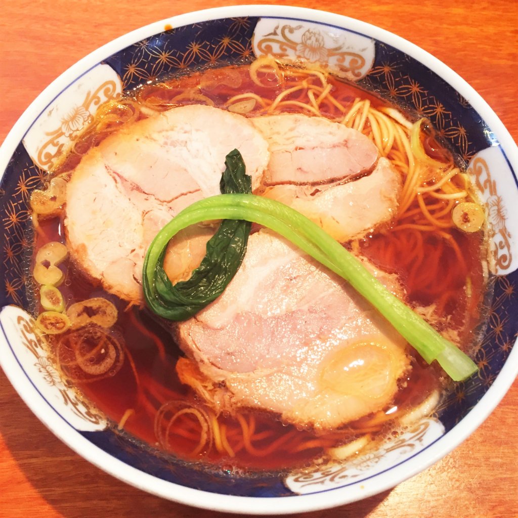 銀座「支那麺 はしご 本店」の「太肉麺(だあろうめん)900円」