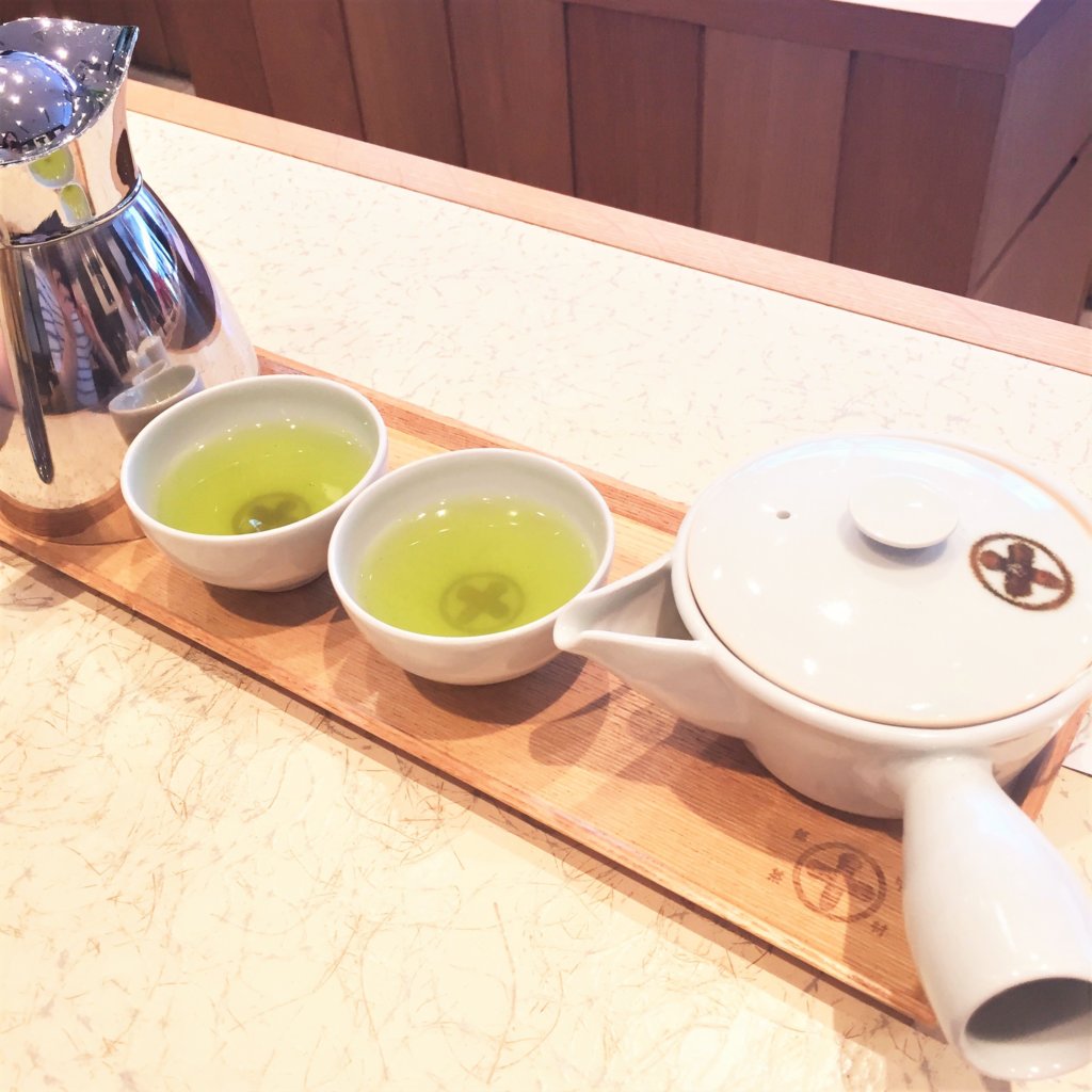GINZA SIX 4F「中村藤吉本店 銀座店」で席に着くと提供されるお茶