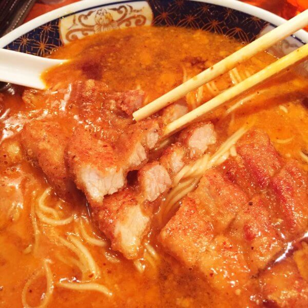 銀座「支那麺 はしご 本店」の「排骨担々麺(ぱいこうだんだんめん)1,000円」はスパイシーな味わいのサクサク排骨が絶品♪スープに浸しても美味☆