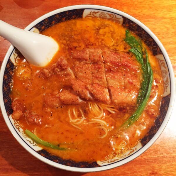 銀座「支那麺 はしご 本店」の「排骨担々麺(ぱいこうだんだんめん)1,000円」