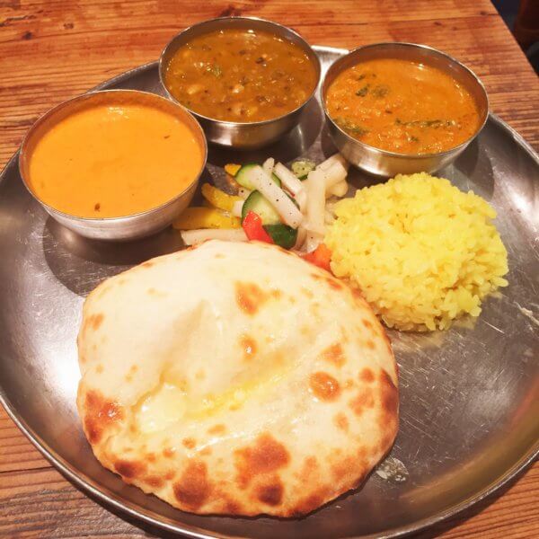 銀座北インド料理専門店「グルガオン」の平日ランチ「3色カレーセット1,050円」+100円でナンをチーズクルチャに変更♪3種のカレーは日替わりです☆