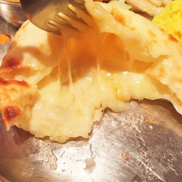銀座北インド料理専門店「グルガオン」の「チーズクルチャ」はとろけるチーズがたっぷり☆チーズ好きにはたまりません♪