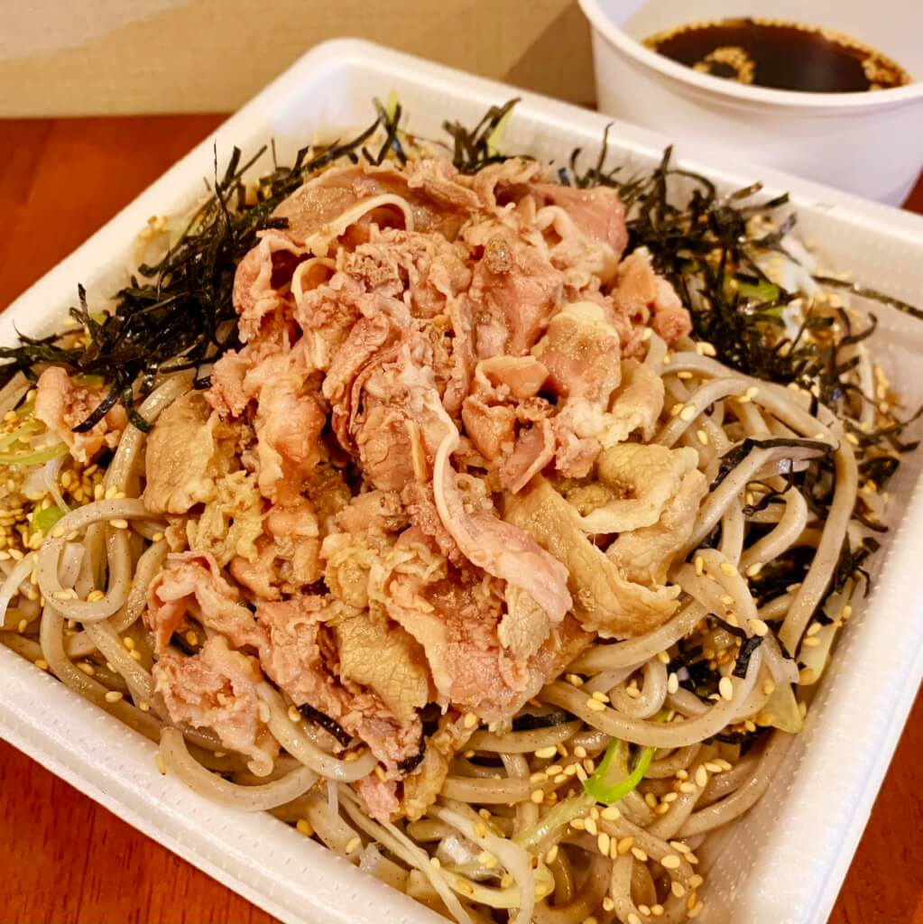 新橋テイクアウト デリバリー そば なぜ蕎麦にラー油を入れるのか 自家製ラー油入りの蕎麦つゆで食べる極太麺 Cocoの銀座 新橋グルメ